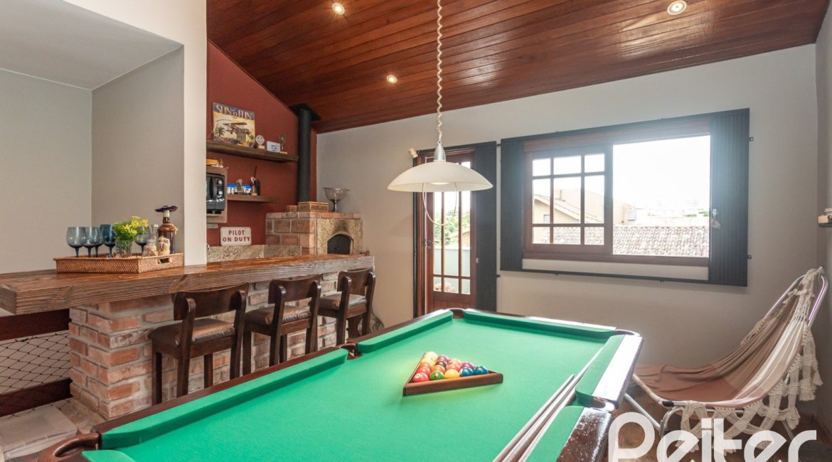 Casa à venda com 157m², 3 dormitórios, 1 suíte, 2 vagas, no bairro Ipanema em Porto Alegre