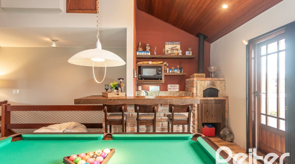 Casa à venda com 157m², 3 dormitórios, 1 suíte, 2 vagas, no bairro Ipanema em Porto Alegre