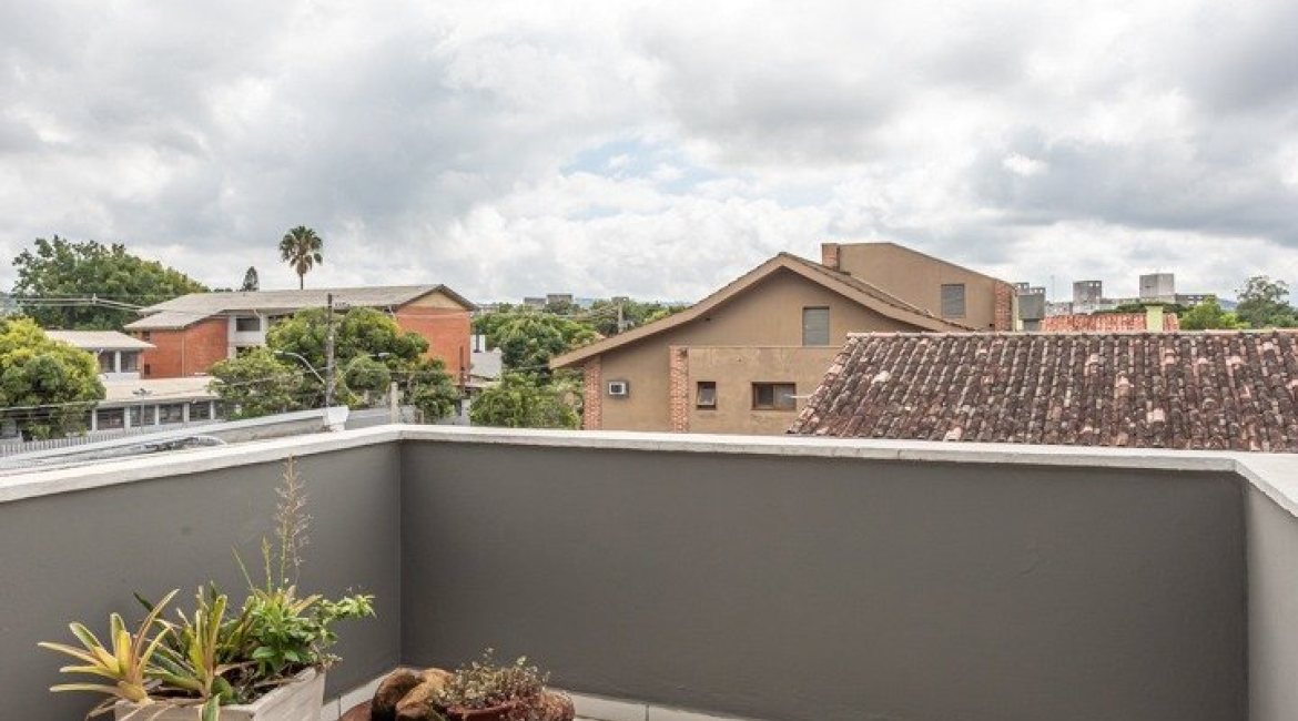 Casa à venda com 157m², 3 dormitórios, 1 suíte, 2 vagas, no bairro Ipanema em Porto Alegre