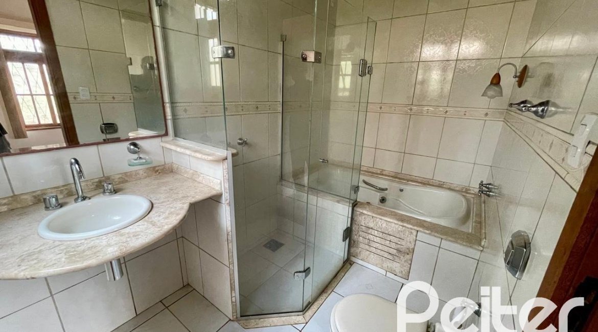 Casa à venda com 218m², 4 dormitórios, 1 suíte, 7 vagas, no bairro Espírito Santo em Porto Alegre