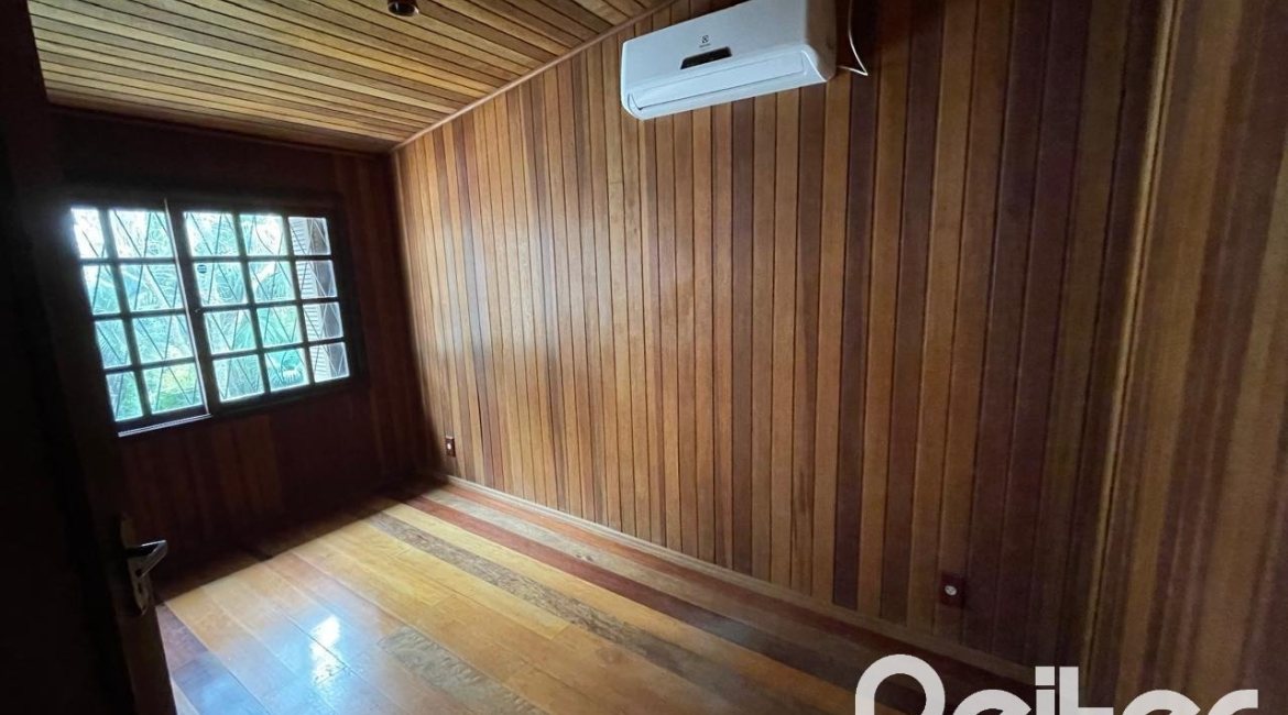 Casa à venda com 218m², 4 dormitórios, 1 suíte, 7 vagas, no bairro Espírito Santo em Porto Alegre