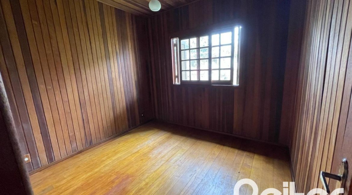 Casa à venda com 218m², 4 dormitórios, 1 suíte, 7 vagas, no bairro Espírito Santo em Porto Alegre