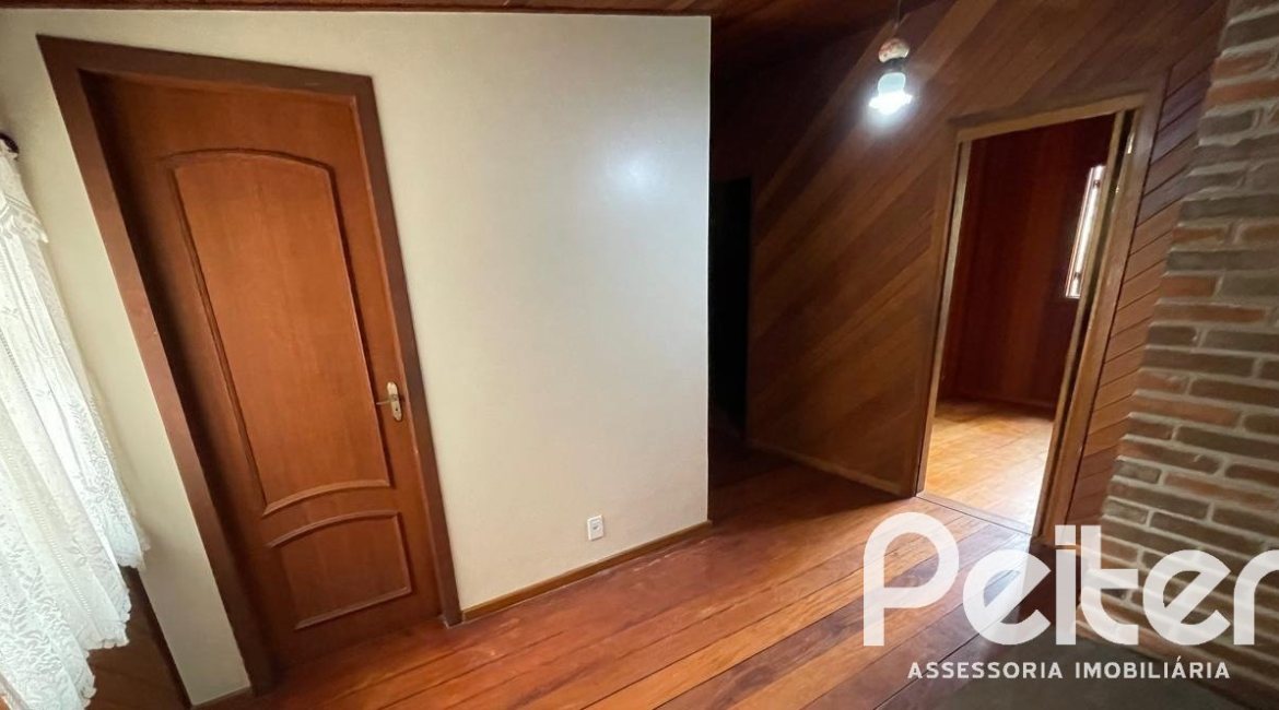 Casa à venda com 218m², 4 dormitórios, 1 suíte, 7 vagas, no bairro Espírito Santo em Porto Alegre