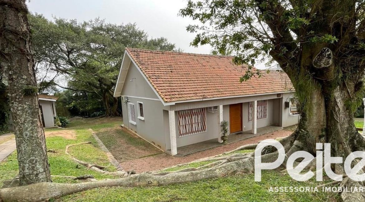 Casa à venda com 218m², 4 dormitórios, 1 suíte, 7 vagas, no bairro Espírito Santo em Porto Alegre