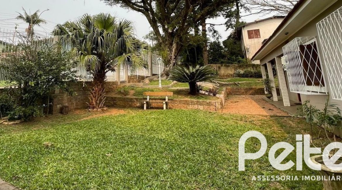 Casa à venda com 218m², 4 dormitórios, 1 suíte, 7 vagas, no bairro Espírito Santo em Porto Alegre