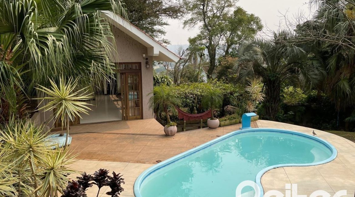 Casa à venda com 218m², 4 dormitórios, 1 suíte, 7 vagas, no bairro Espírito Santo em Porto Alegre