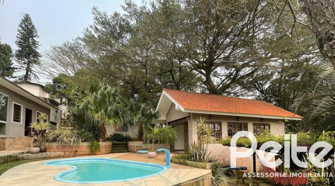 Casa à venda com 218m², 4 dormitórios, 1 suíte, 7 vagas, no bairro Espírito Santo em Porto Alegre