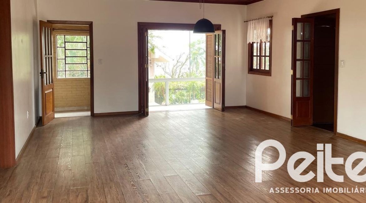 Casa à venda com 218m², 4 dormitórios, 1 suíte, 7 vagas, no bairro Espírito Santo em Porto Alegre