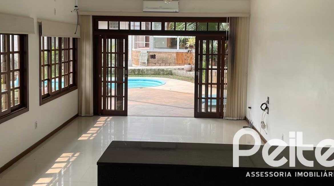 Casa à venda com 218m², 4 dormitórios, 1 suíte, 7 vagas, no bairro Espírito Santo em Porto Alegre