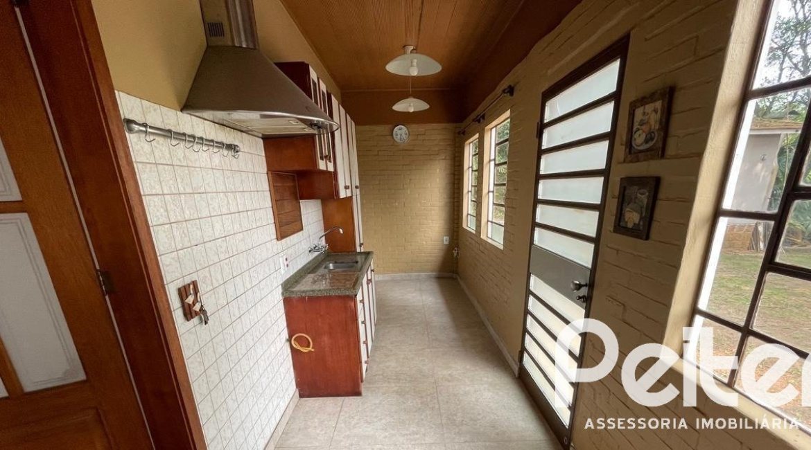 Casa à venda com 218m², 4 dormitórios, 1 suíte, 7 vagas, no bairro Espírito Santo em Porto Alegre