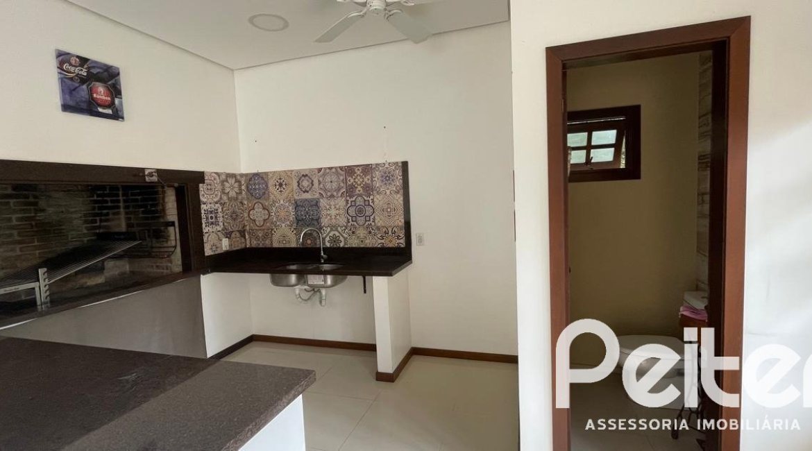 Casa à venda com 218m², 4 dormitórios, 1 suíte, 7 vagas, no bairro Espírito Santo em Porto Alegre