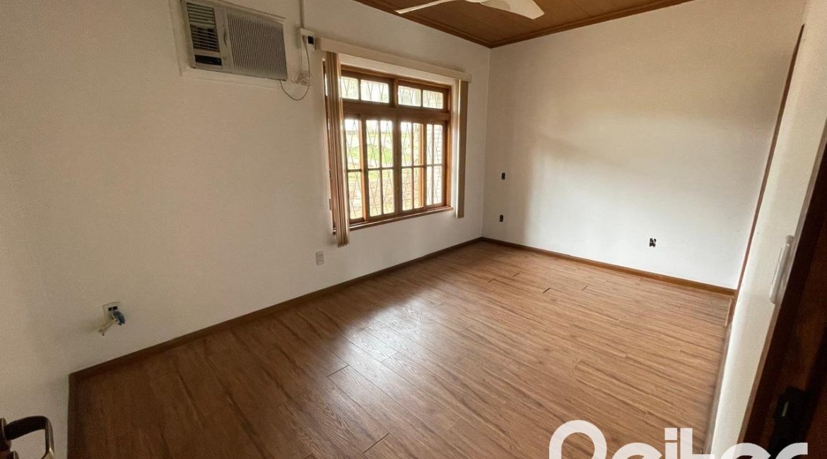 Casa à venda com 218m², 4 dormitórios, 1 suíte, 7 vagas, no bairro Espírito Santo em Porto Alegre