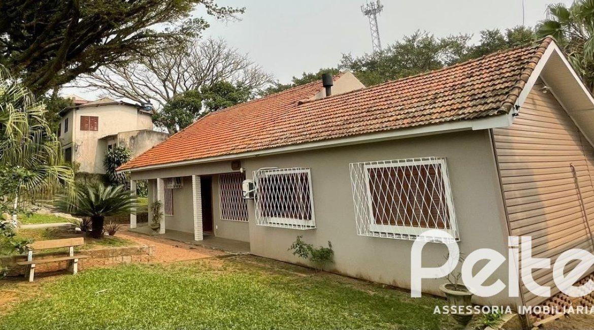 Casa à venda com 218m², 4 dormitórios, 1 suíte, 7 vagas, no bairro Espírito Santo em Porto Alegre