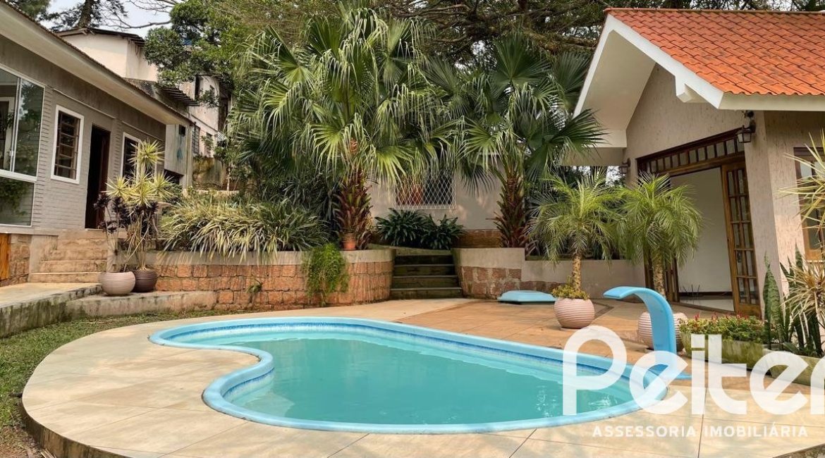 Casa à venda com 218m², 4 dormitórios, 1 suíte, 7 vagas, no bairro Espírito Santo em Porto Alegre