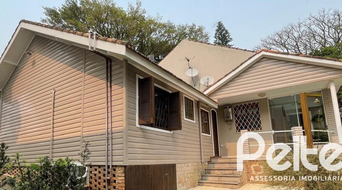 Casa à venda com 218m², 4 dormitórios, 1 suíte, 7 vagas, no bairro Espírito Santo em Porto Alegre