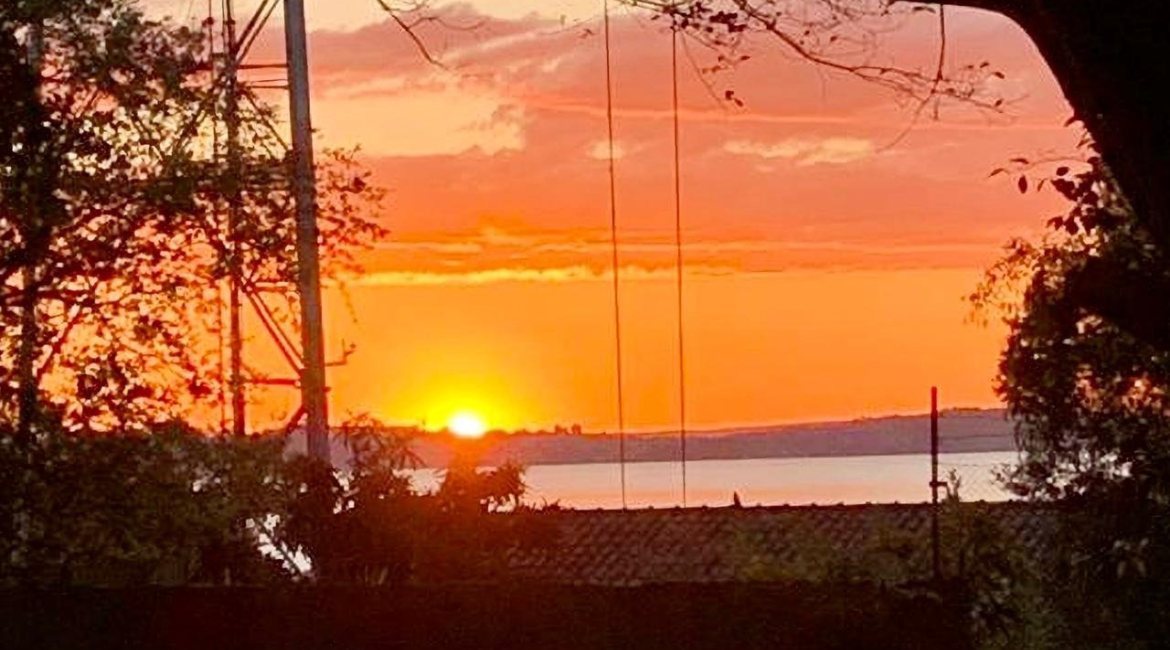 Casa à venda com 218m², 4 dormitórios, 1 suíte, 7 vagas, no bairro Espírito Santo em Porto Alegre