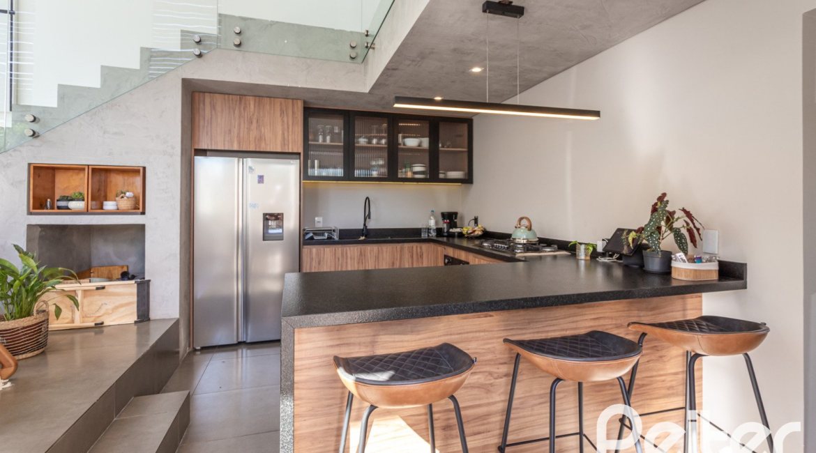 Casa à venda com 164m², 3 dormitórios, 1 suíte, 2 vagas, no bairro Ipanema em Porto Alegre