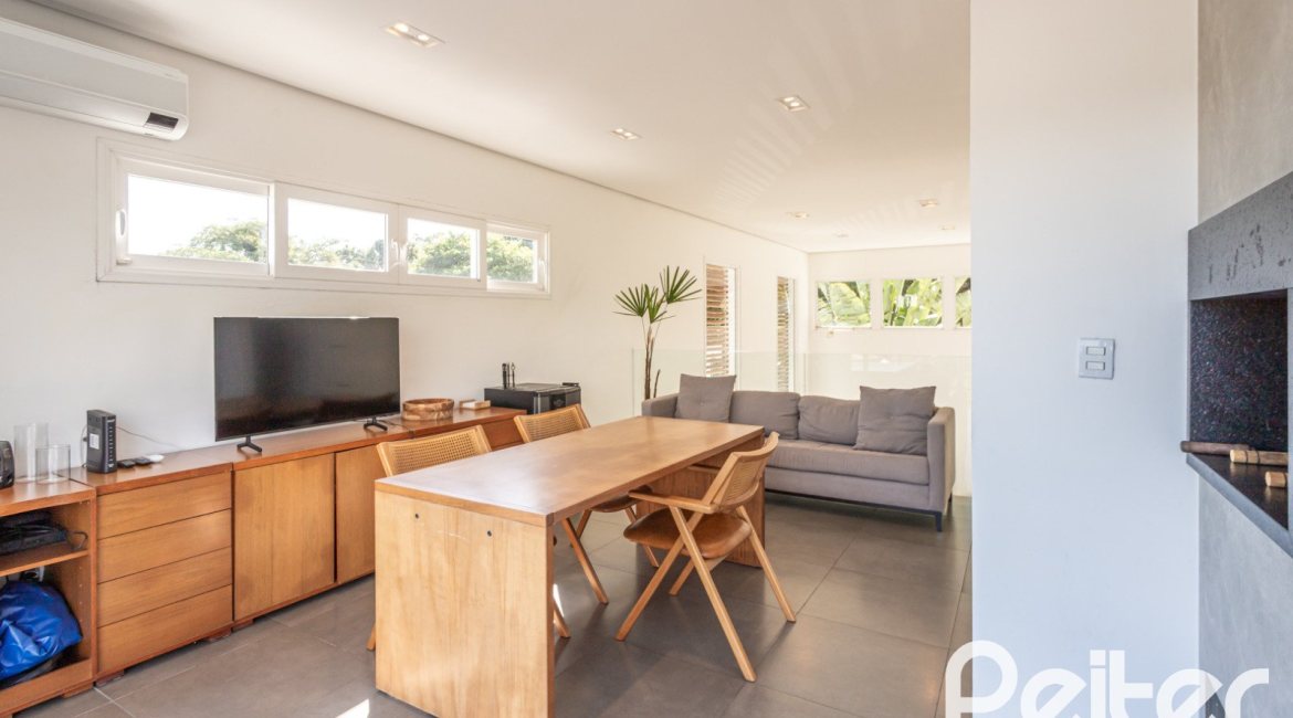 Casa à venda com 164m², 3 dormitórios, 1 suíte, 2 vagas, no bairro Ipanema em Porto Alegre