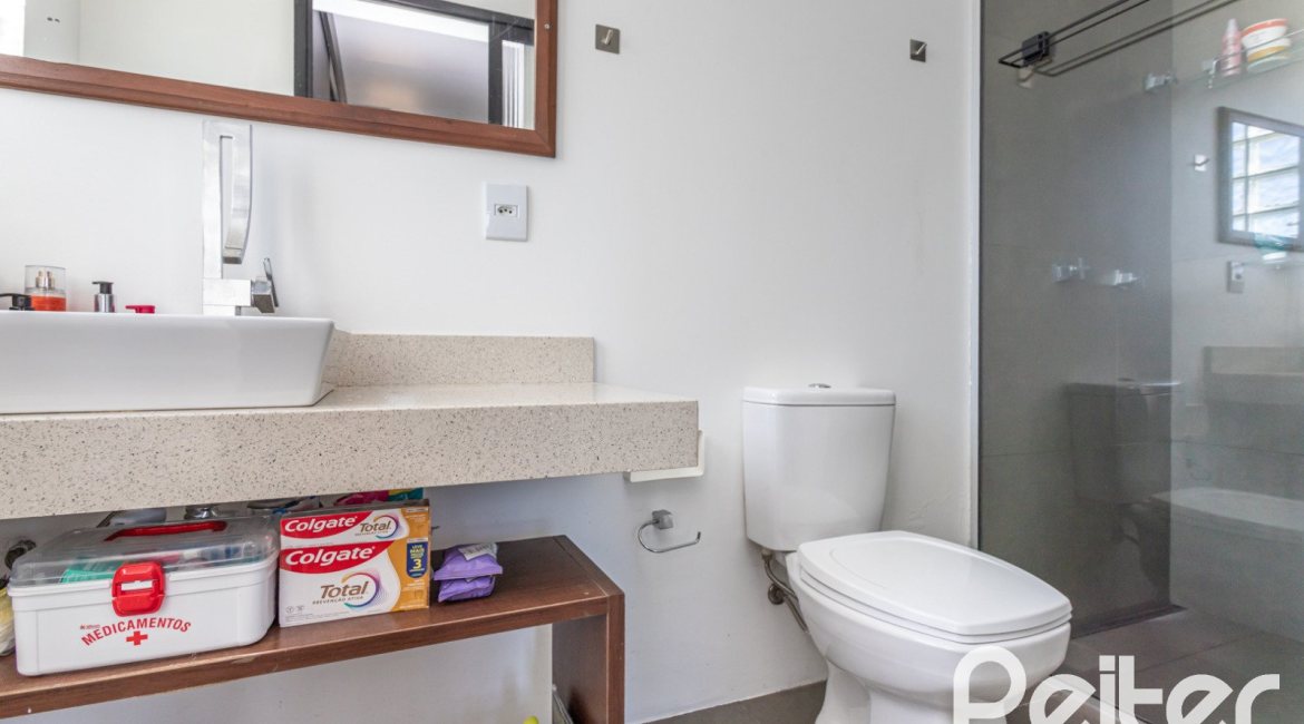 Casa à venda com 164m², 3 dormitórios, 1 suíte, 2 vagas, no bairro Ipanema em Porto Alegre