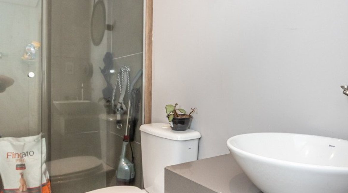 Casa à venda com 164m², 3 dormitórios, 1 suíte, 2 vagas, no bairro Ipanema em Porto Alegre