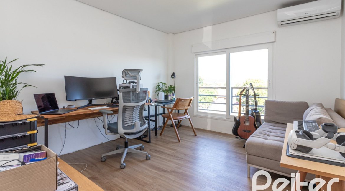 Casa à venda com 164m², 3 dormitórios, 1 suíte, 2 vagas, no bairro Ipanema em Porto Alegre