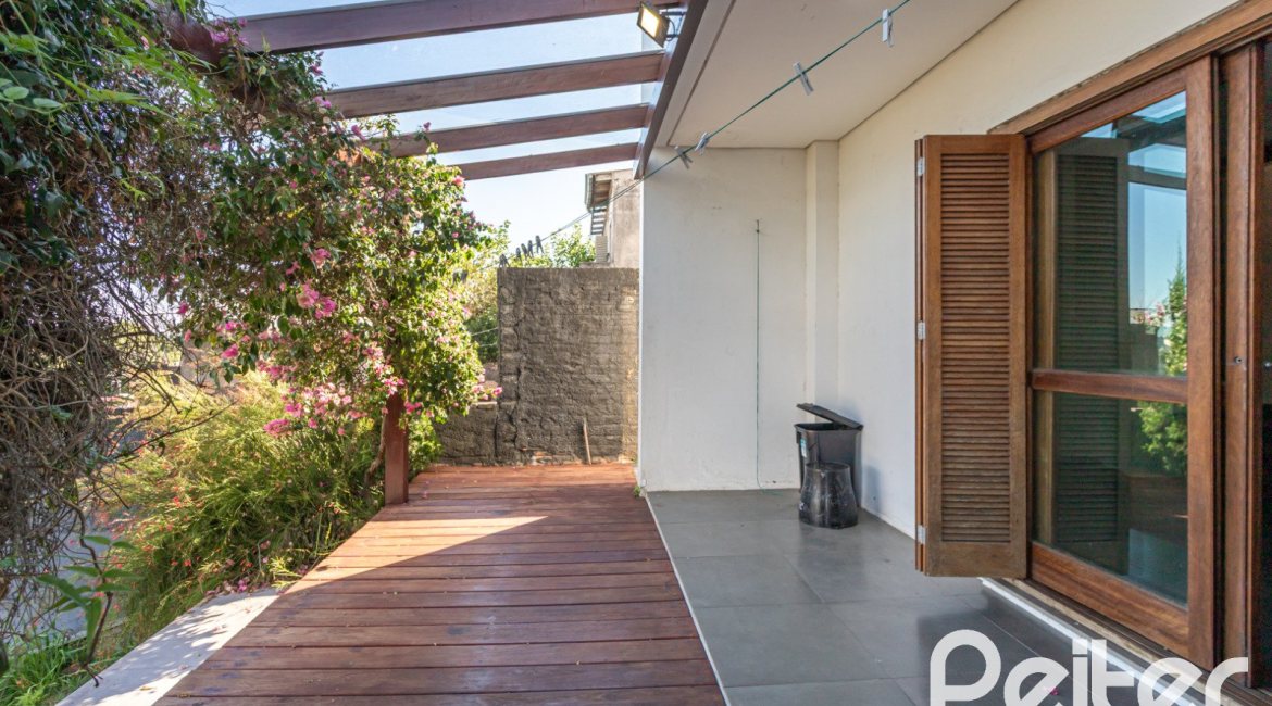 Casa à venda com 164m², 3 dormitórios, 1 suíte, 2 vagas, no bairro Ipanema em Porto Alegre