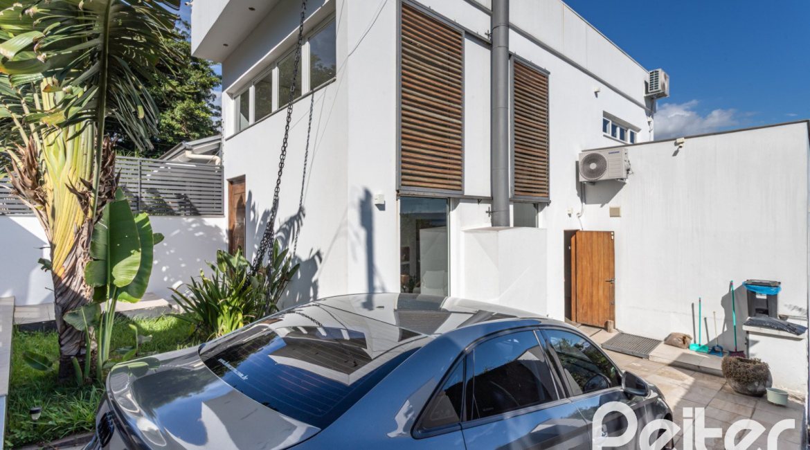 Casa à venda com 164m², 3 dormitórios, 1 suíte, 2 vagas, no bairro Ipanema em Porto Alegre