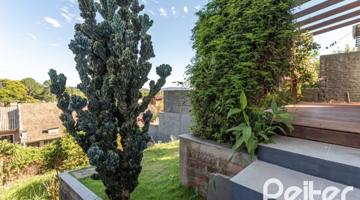 Casa à venda com 164m², 3 dormitórios, 1 suíte, 2 vagas, no bairro Ipanema em Porto Alegre