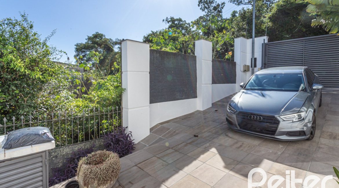 Casa à venda com 164m², 3 dormitórios, 1 suíte, 2 vagas, no bairro Ipanema em Porto Alegre