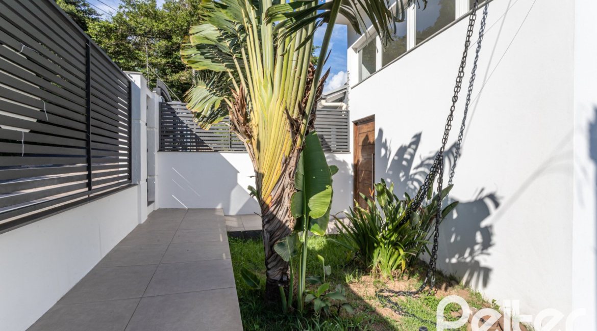 Casa à venda com 164m², 3 dormitórios, 1 suíte, 2 vagas, no bairro Ipanema em Porto Alegre