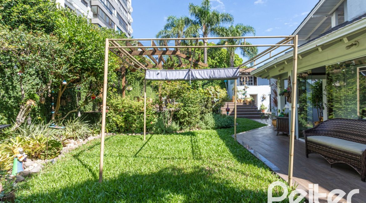 Casa à venda com 392m², 3 dormitórios, 1 suíte, 4 vagas, no bairro Tristeza em Porto Alegre