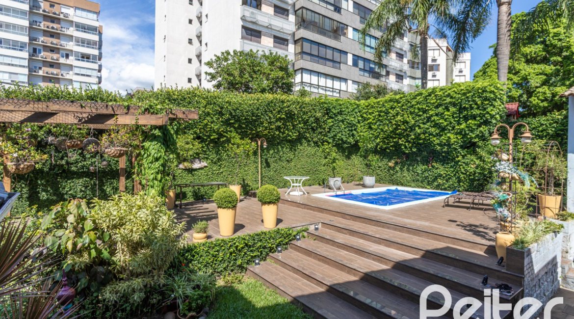 Casa à venda com 392m², 3 dormitórios, 1 suíte, 4 vagas, no bairro Tristeza em Porto Alegre