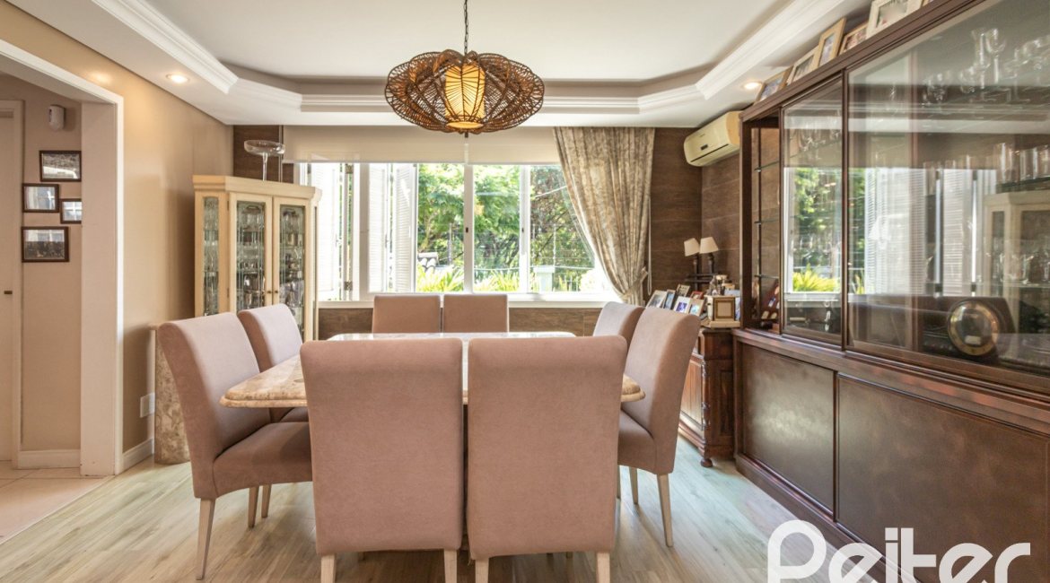 Casa à venda com 392m², 3 dormitórios, 1 suíte, 4 vagas, no bairro Tristeza em Porto Alegre