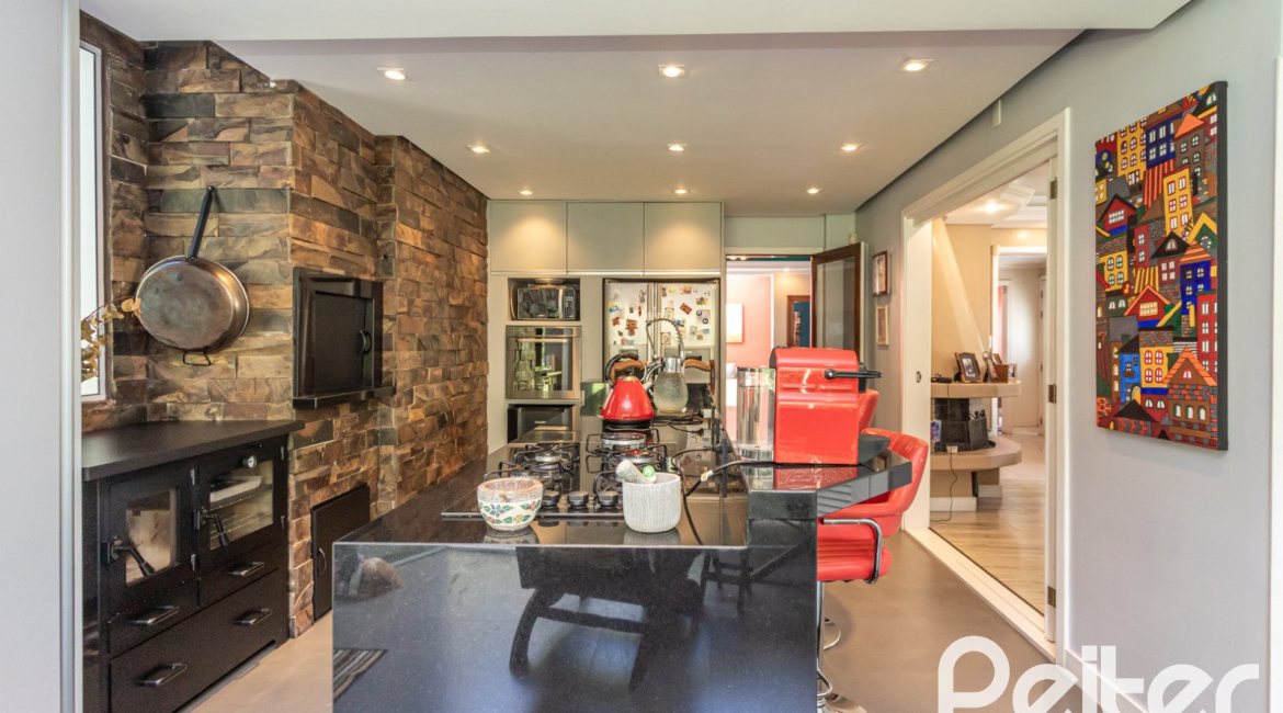 Casa à venda com 392m², 3 dormitórios, 1 suíte, 4 vagas, no bairro Tristeza em Porto Alegre