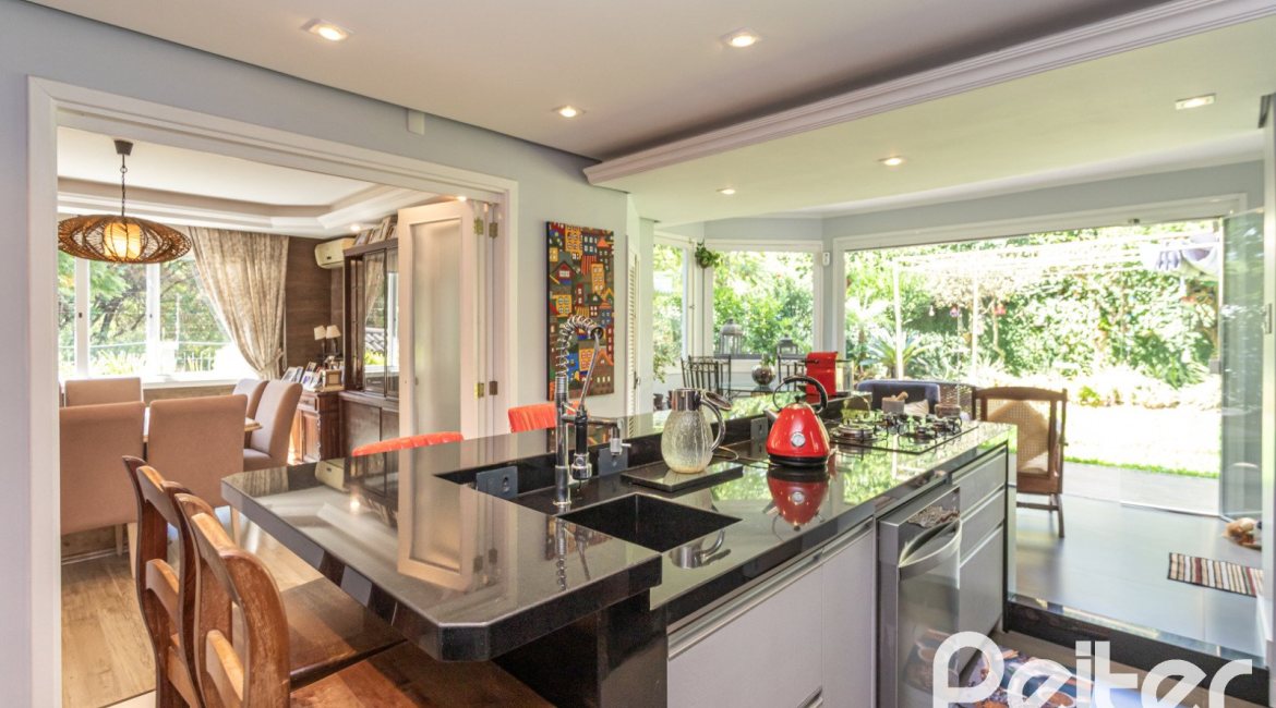 Casa à venda com 392m², 3 dormitórios, 1 suíte, 4 vagas, no bairro Tristeza em Porto Alegre