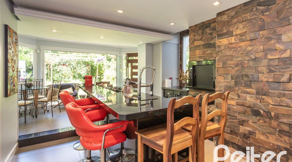 Casa à venda com 392m², 3 dormitórios, 1 suíte, 4 vagas, no bairro Tristeza em Porto Alegre