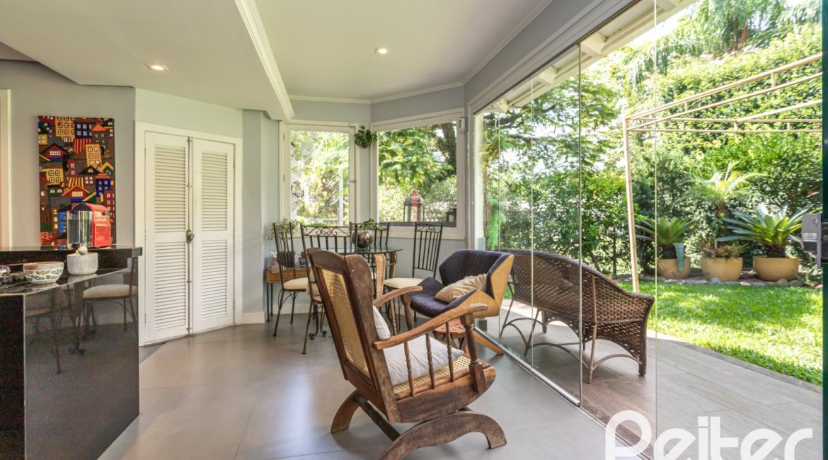 Casa à venda com 392m², 3 dormitórios, 1 suíte, 4 vagas, no bairro Tristeza em Porto Alegre