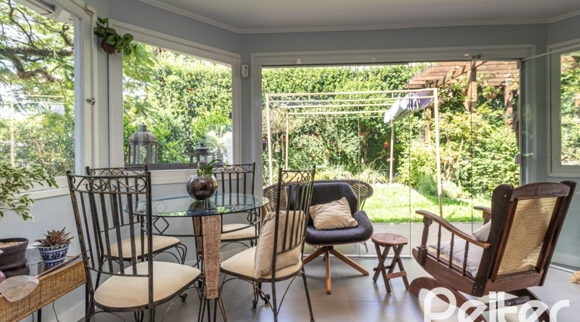 Casa à venda com 392m², 3 dormitórios, 1 suíte, 4 vagas, no bairro Tristeza em Porto Alegre