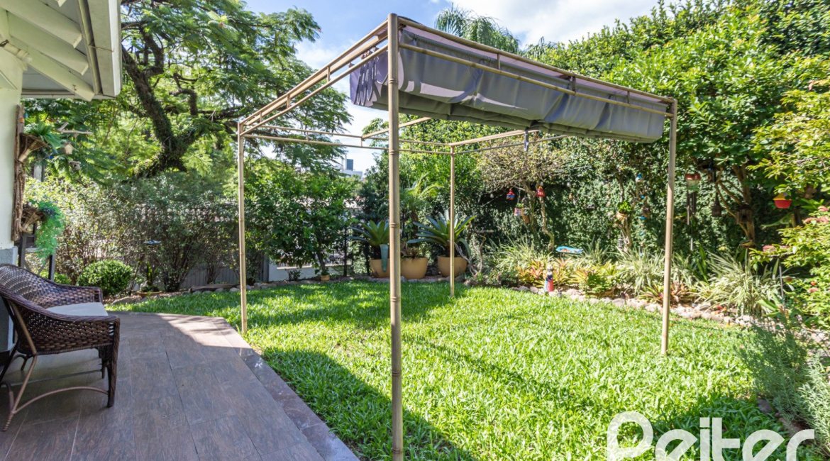 Casa à venda com 392m², 3 dormitórios, 1 suíte, 4 vagas, no bairro Tristeza em Porto Alegre