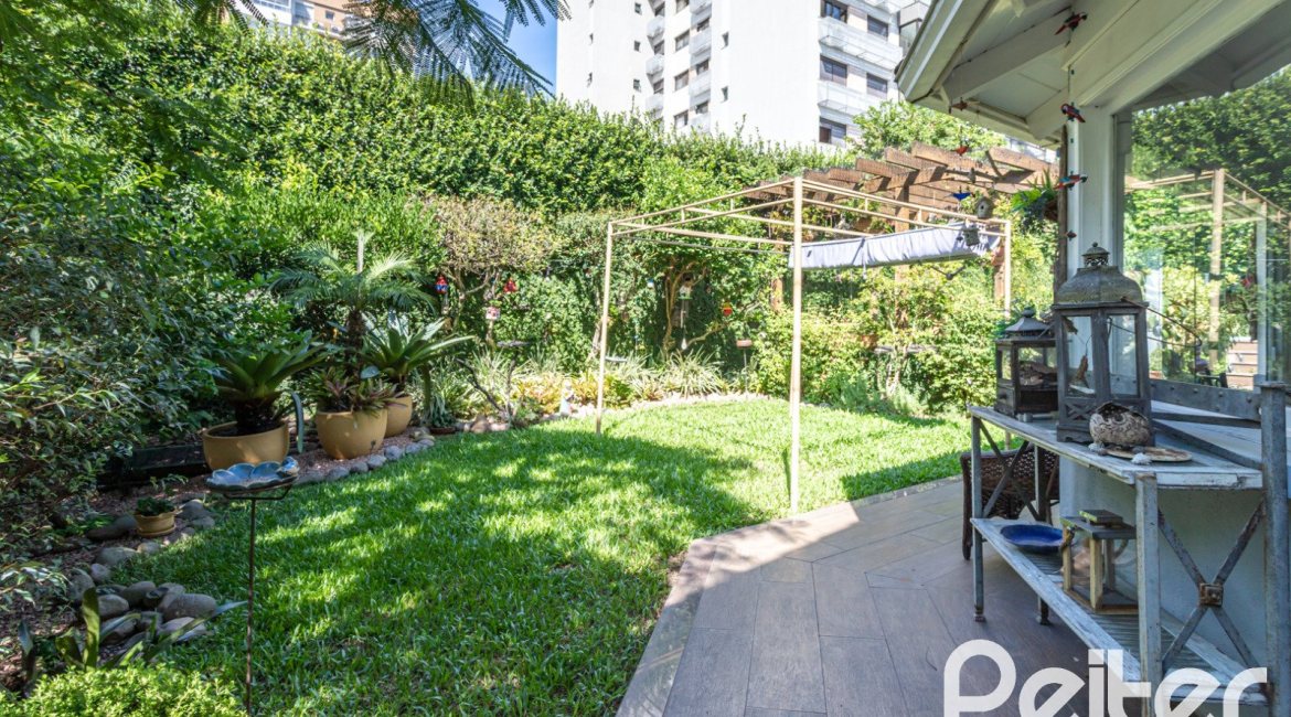 Casa à venda com 392m², 3 dormitórios, 1 suíte, 4 vagas, no bairro Tristeza em Porto Alegre