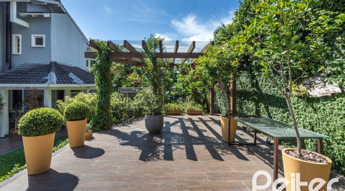 Casa à venda com 392m², 3 dormitórios, 1 suíte, 4 vagas, no bairro Tristeza em Porto Alegre