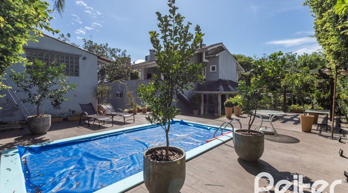 Casa à venda com 392m², 3 dormitórios, 1 suíte, 4 vagas, no bairro Tristeza em Porto Alegre