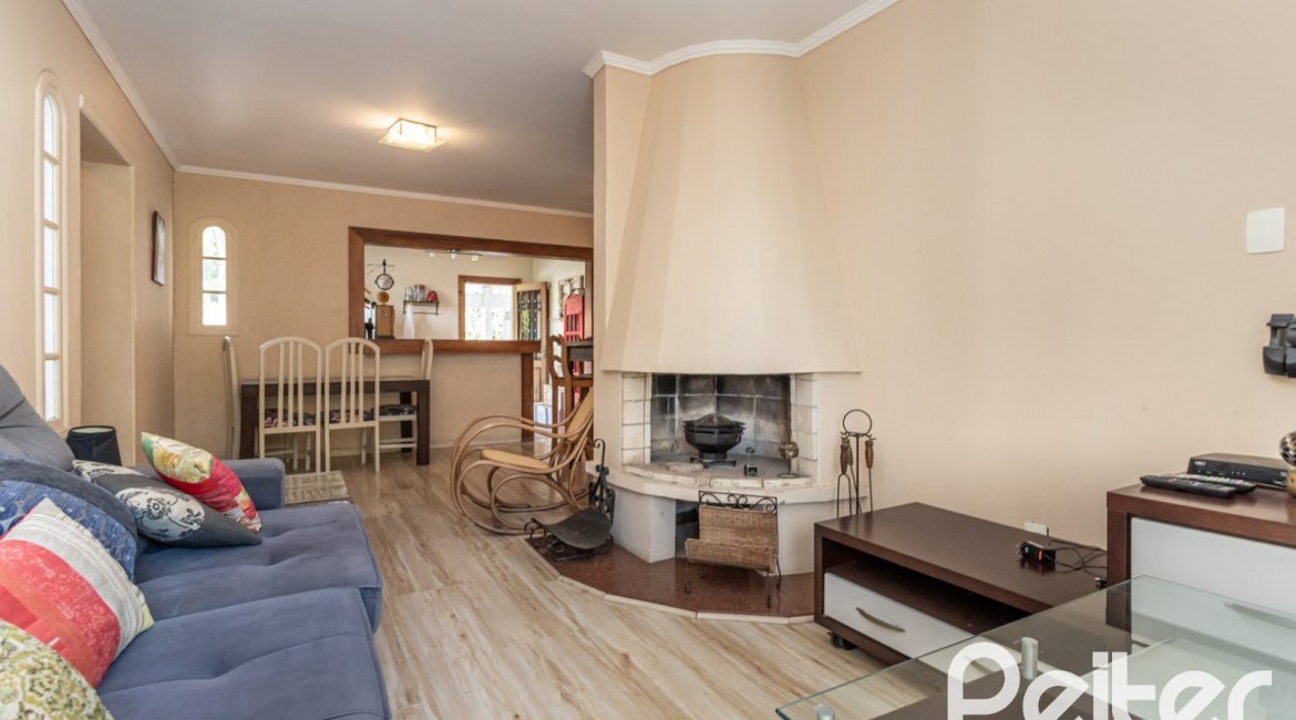 Casa à venda com 392m², 3 dormitórios, 1 suíte, 4 vagas, no bairro Tristeza em Porto Alegre