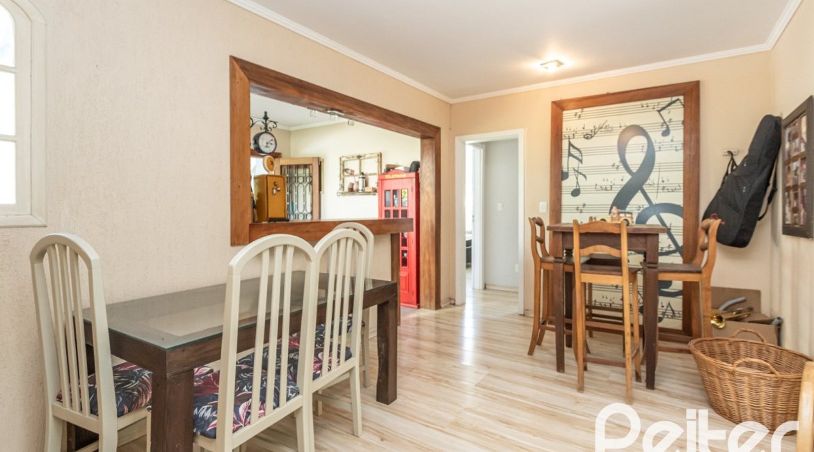 Casa à venda com 392m², 3 dormitórios, 1 suíte, 4 vagas, no bairro Tristeza em Porto Alegre