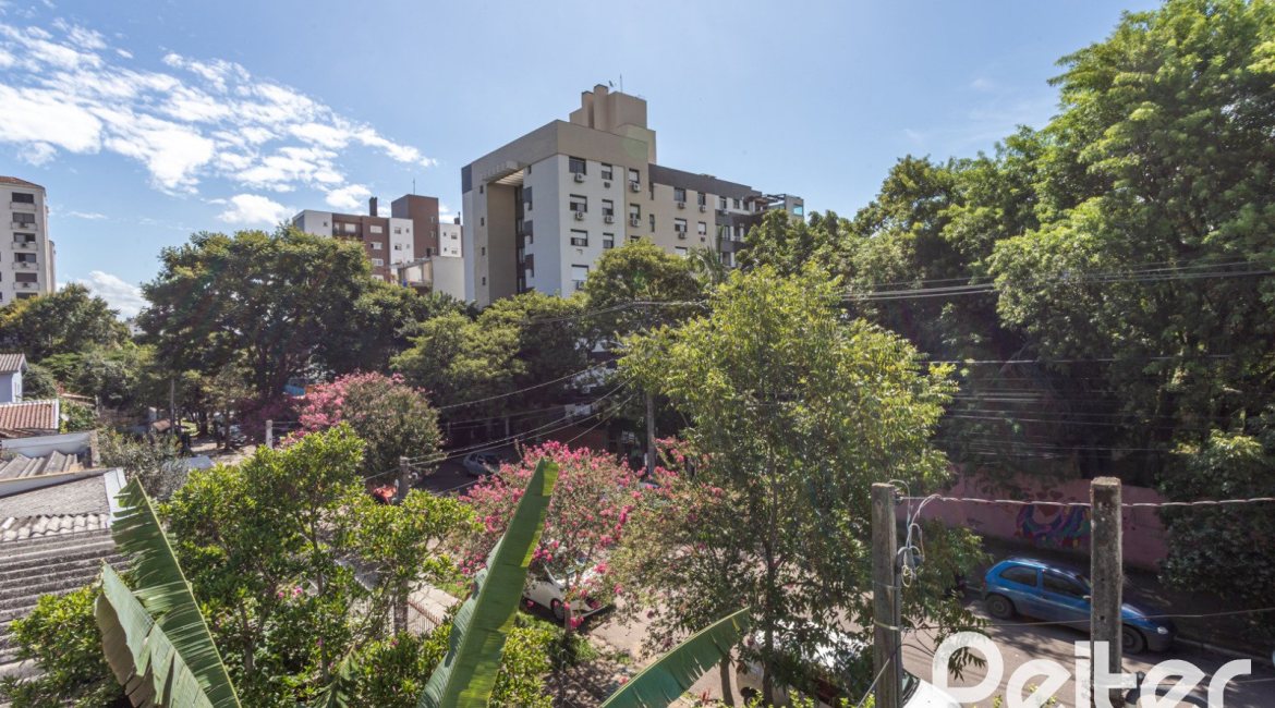 Casa à venda com 392m², 3 dormitórios, 1 suíte, 4 vagas, no bairro Tristeza em Porto Alegre