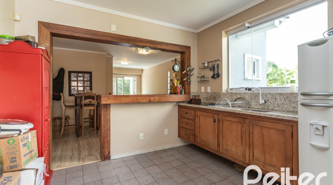 Casa à venda com 392m², 3 dormitórios, 1 suíte, 4 vagas, no bairro Tristeza em Porto Alegre