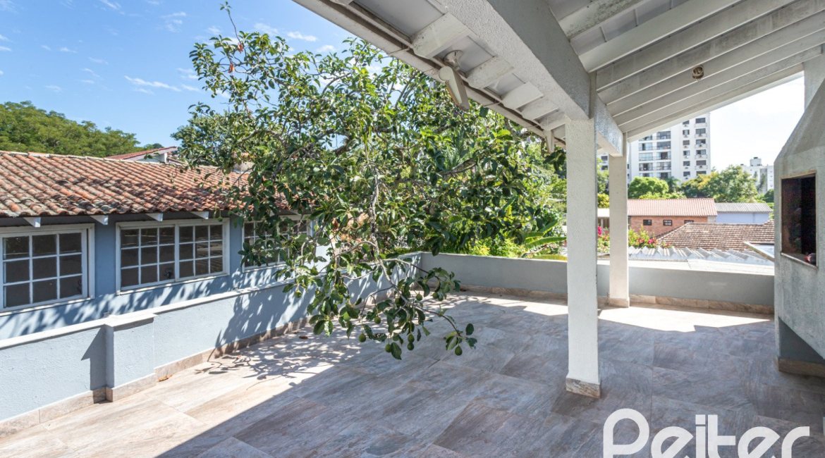 Casa à venda com 392m², 3 dormitórios, 1 suíte, 4 vagas, no bairro Tristeza em Porto Alegre