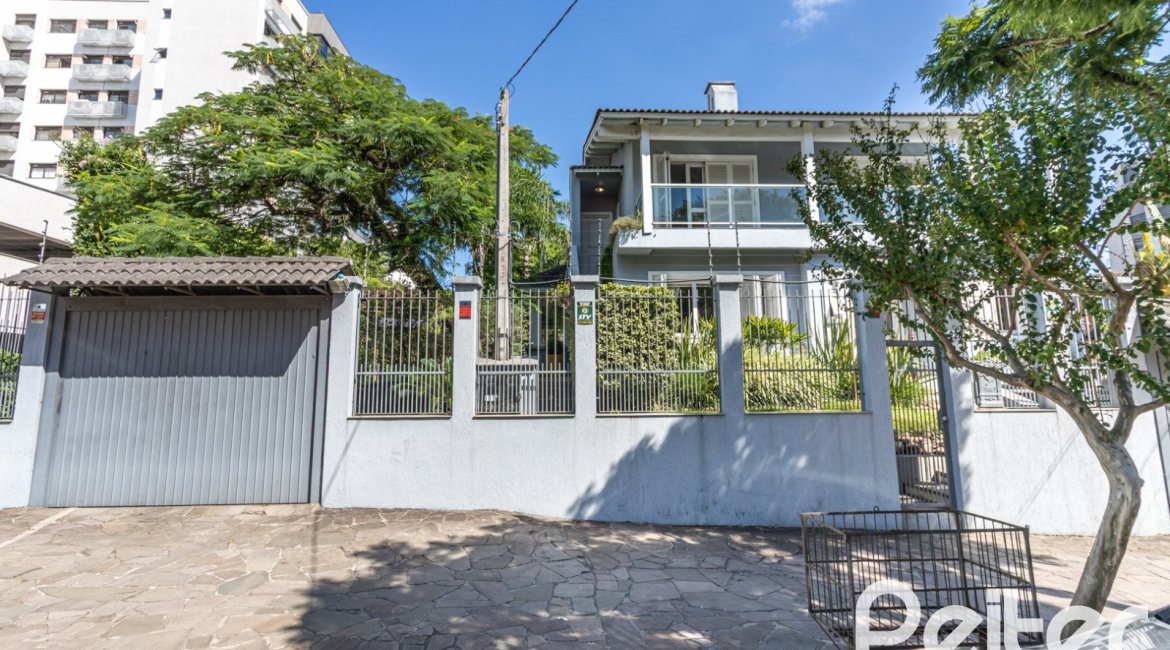 Casa à venda com 392m², 3 dormitórios, 1 suíte, 4 vagas, no bairro Tristeza em Porto Alegre