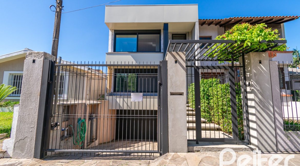 Casa à venda com 307m², 3 dormitórios, 1 suíte, 2 vagas, no bairro Vila Assunção em Porto Alegre