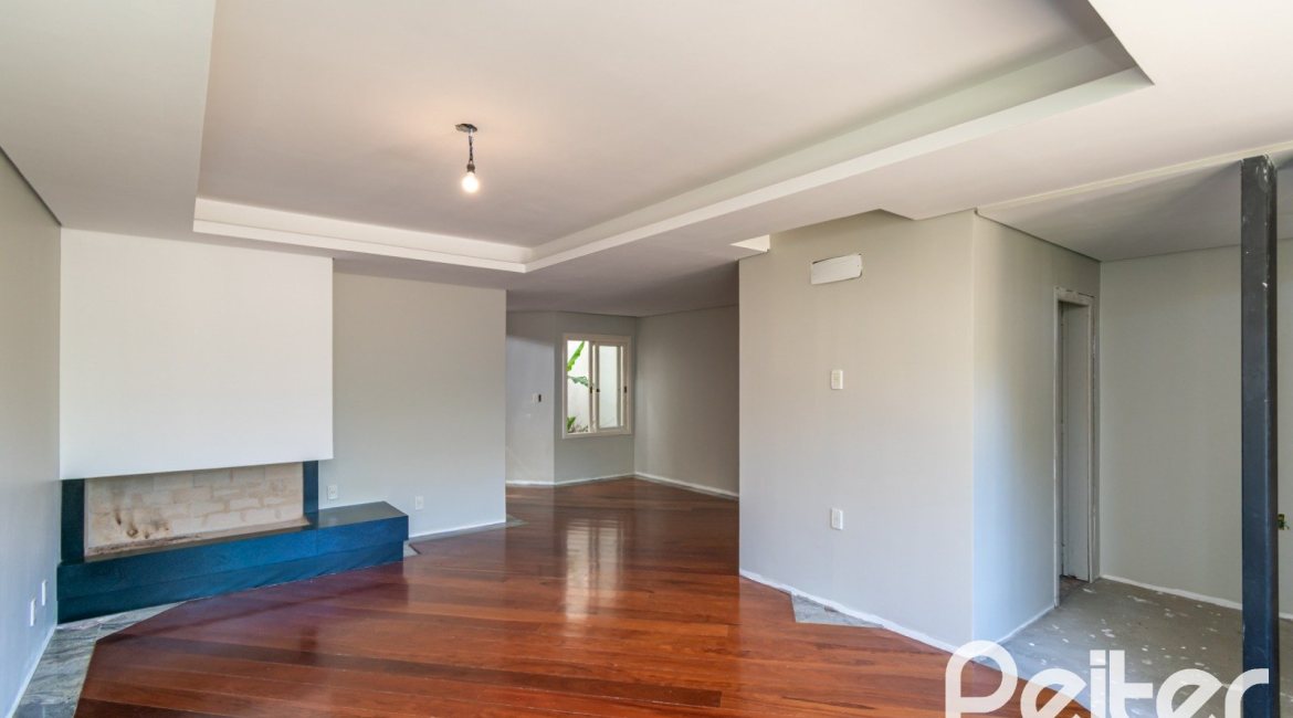 Casa à venda com 307m², 3 dormitórios, 1 suíte, 2 vagas, no bairro Vila Assunção em Porto Alegre